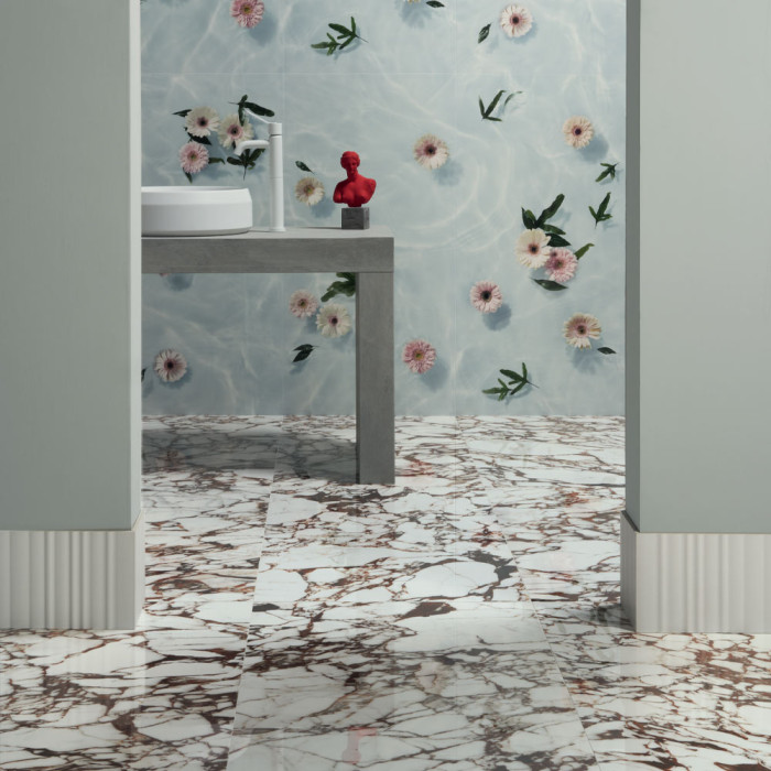 Carrelage effet marbre collection Pulp - couleur rouge - photo d'ambiance salle de bain