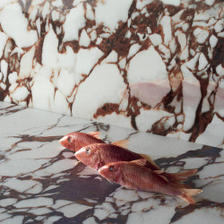 Carrelage extérieur effet marbre collection Pulp - couleur rouge - photo d'ambiance