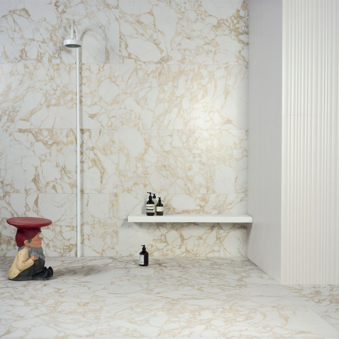Carrelage effet marbre collection Pulp - couleur or - photo d'ambiance salle de bain