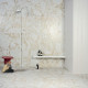 Carrelage effet marbre collection Pulp - couleur or - photo d'ambiance salle de bain