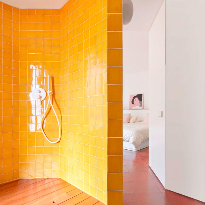Carrelage jaune orangé en terre cuite émaillée au mur dans une douche