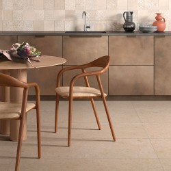 Sol en carrelage effet pierre beige clair Eterna Arena dans une cuisine contemporaine aux tons sable et bois naturel
