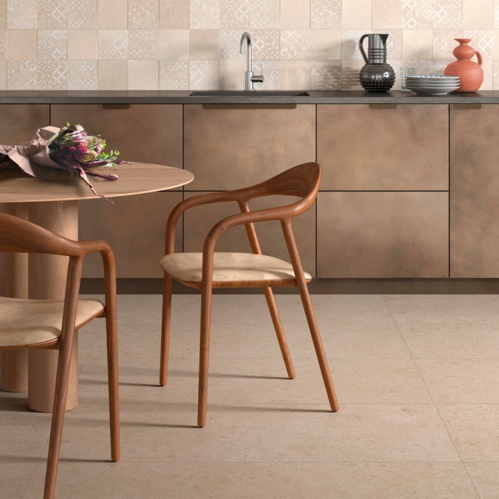 Sol en carrelage effet pierre beige clair Eterna Arena dans une cuisine contemporaine aux tons sable et bois naturel Sol en carrelage effet pierre beige clair Eterna Arena dans une cuisine contemporaine aux tons sable et bois naturel