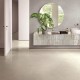 Carrelage effet pierre ivoire Realstone Argent Avorio posé dans une salle de bain contemporaine avec plan vasque texturé