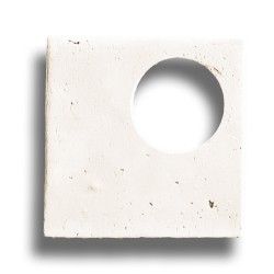 Carreau artisanal blanc en terre cuite brute avec trou décentré pour insert