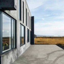 Carrelage extérieur effet pierre collection Realstone Argent - couleur gris vert - photo d'ambiance maison