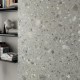 Carrelage effet pierre collection Lombarda Mix - couleur gris cendre - photo d'ambiance salon mur zoomé