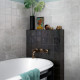 Carrelage effet zellige collection La Riviera couleur gris nuage - salle de bain baignoire
