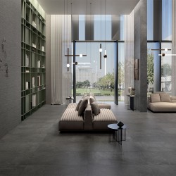 Carrelage effet pierre noire MaPierre Ancienne dans un salon contemporain lumineux aux murs vert olive et mobilier beige