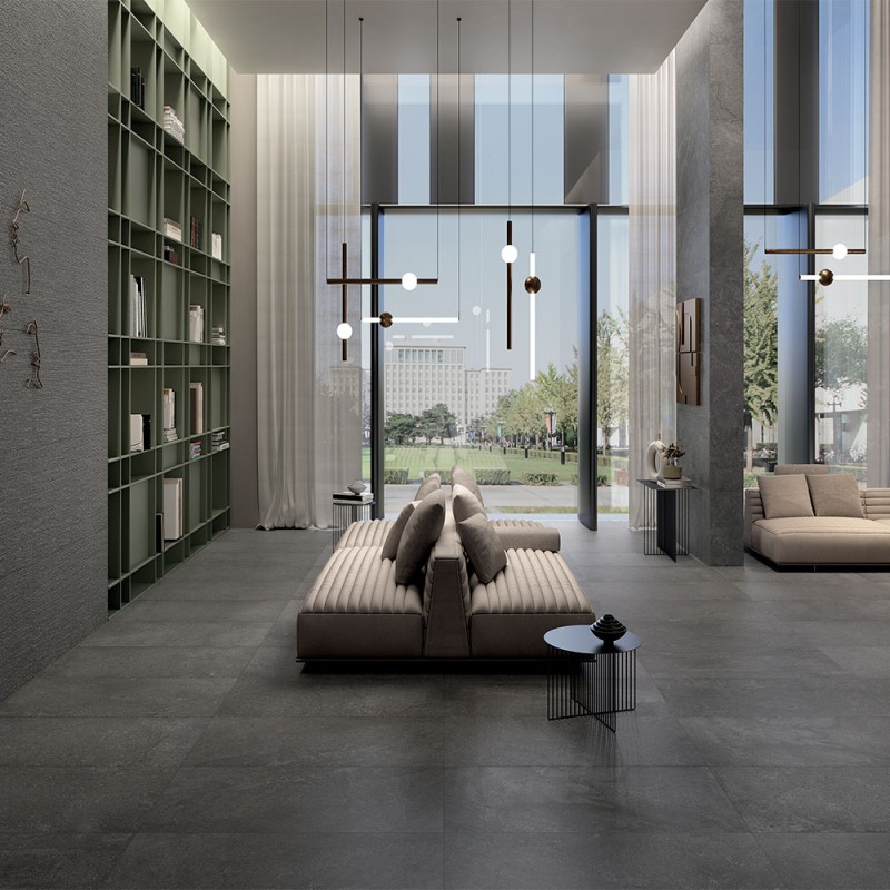 Carrelage effet pierre noire MaPierre Ancienne dans un salon contemporain lumineux aux murs vert olive et mobilier beige