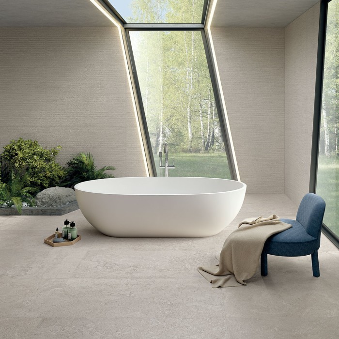 Carrelage effet pierre collection Mapierre Ligne - gris - photo d'ambiance salle de bain