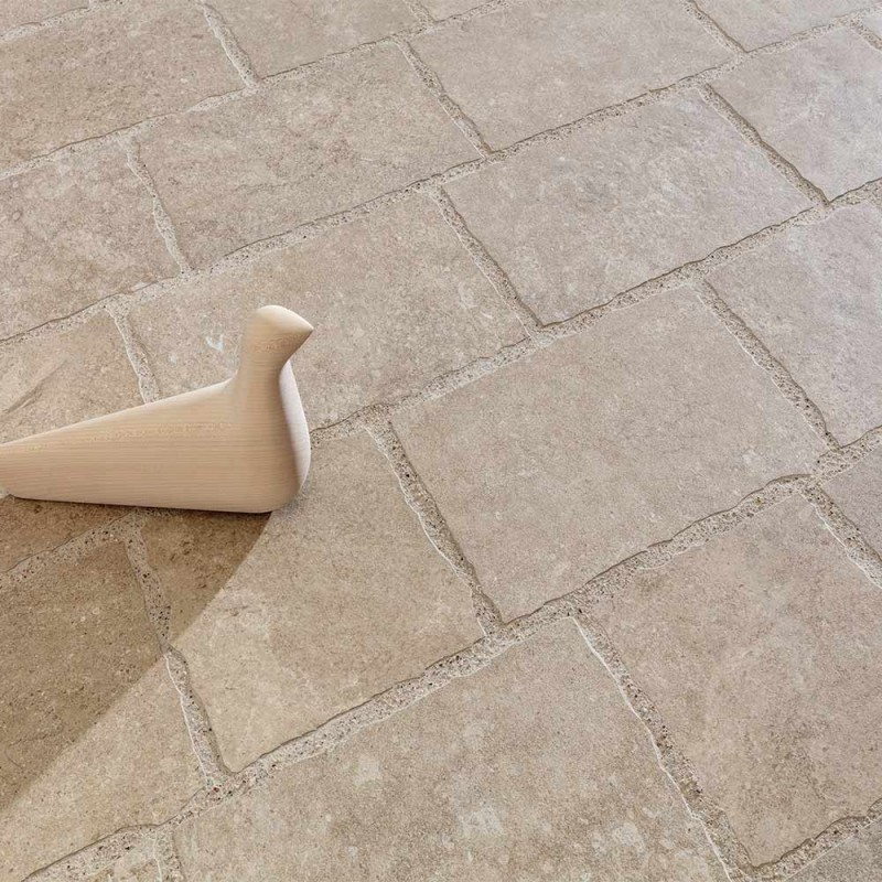 Carrelage effet pierre ancienne beige – gros plan des dalles irrégulières MaPierre Ancienne Opus Naturel