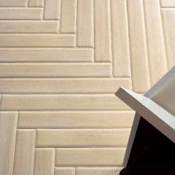 détail carrelage travertin beige en baguettes pose chevrons finition mate Italic Cushion