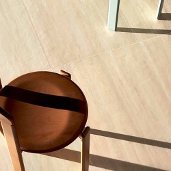 Carrelage effet pierre / effet travertin Italic dans les tons beige - photo d'ambiance grandes dalles au sol