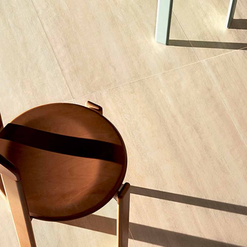 Carrelage effet pierre / effet travertin Italic dans les tons beige - photo d'ambiance grandes dalles au sol