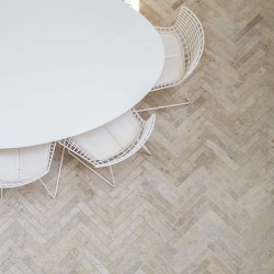 Carrelage pierre travertin beige en pose chevron sur une terrasse