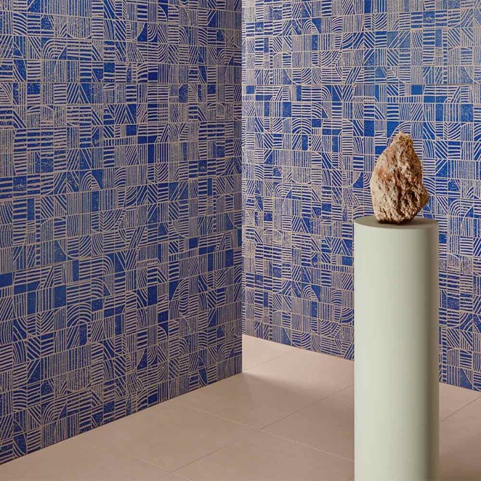 Carrelage effet béton collection Mater - Segno - couleur bleu et or - Photo d'ambiance