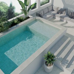 Carrelage piscine couleur beige sable 11x11cm. Ici dans une piscine extérieure et dans les mêmes tons que la terrasse