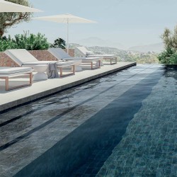 Carrelage piscine couleur graphite 11x11cm. Ici dans une piscine avec vue collines