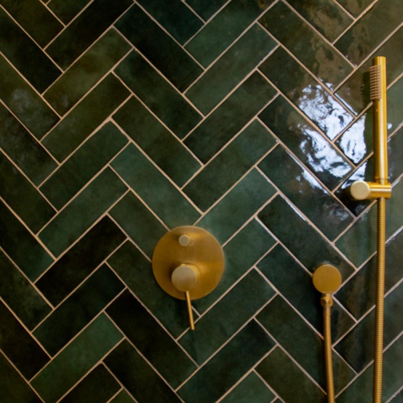 Carrelage effet zellige Artisan vert forêt pose chevron - salle de bain