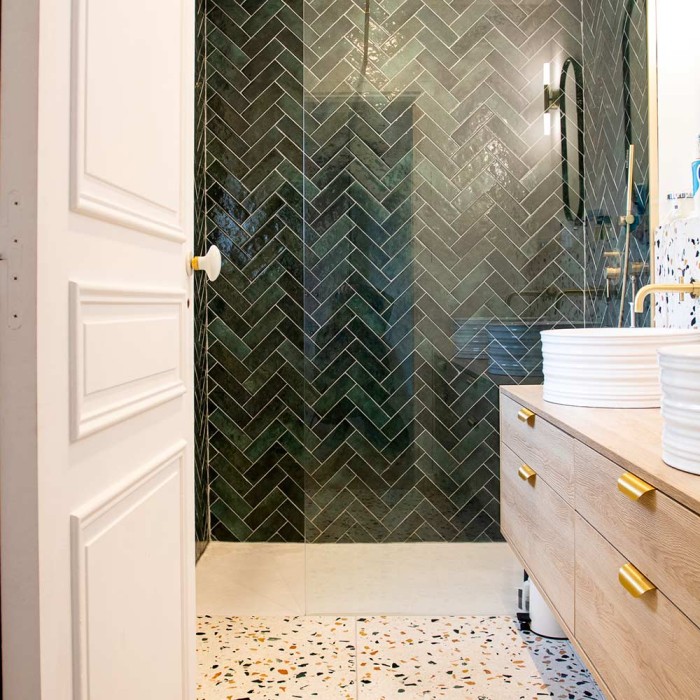 Carrelage effet zellige Artisan vert forêt pose chevron - salle de bain 2