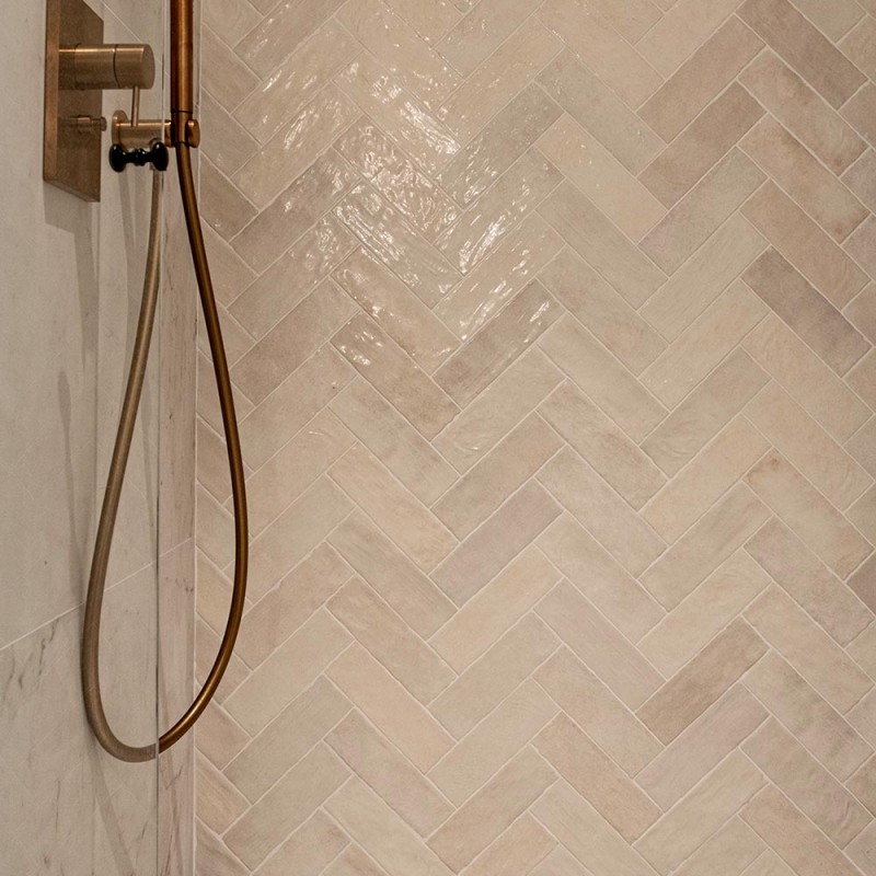 Carrelage effet zellige La Riviera couleur crème Wheat en pose chevron - salle de bain