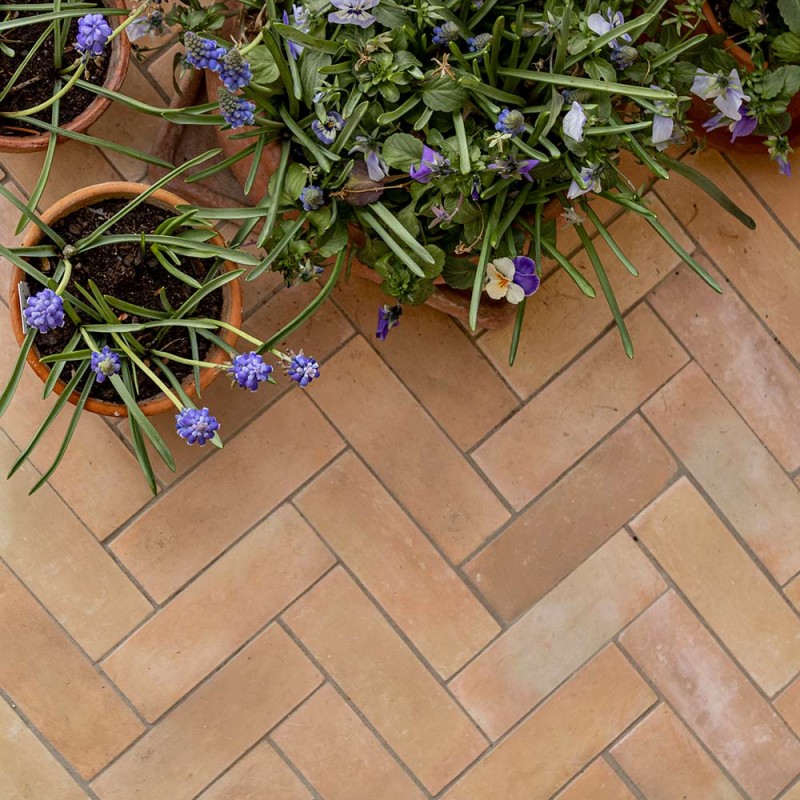 Carrelage effet terre cuite Bejmat Tan - terrasse pose chevrons