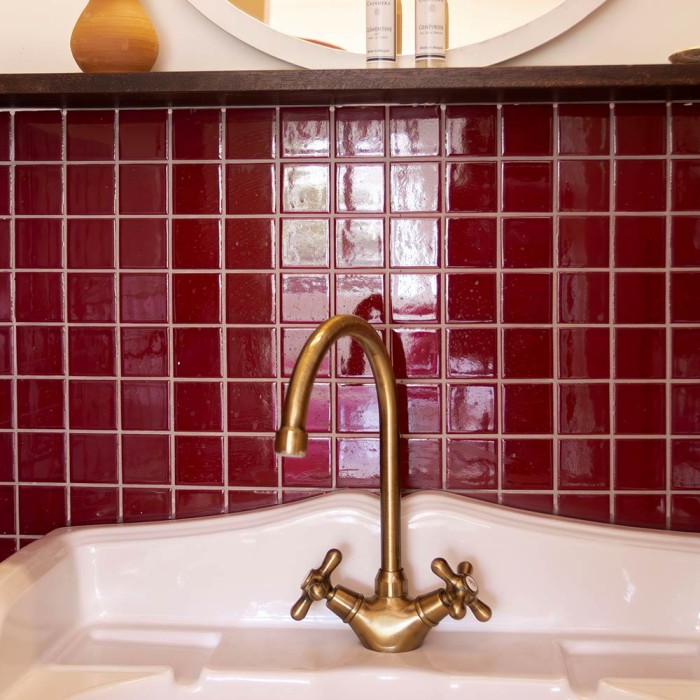 Carrelage uni collection Cesi - couleur bordeaux - Granato - sur trame - carreaux 5x5 cm - photo d'ambiance salle de bain zoom