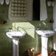 Carrelage vert pâle en terre cuite émaillée salle de bain - lavabos sur pieds