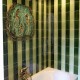 Carrelage vert et vert pâle en terre cuite émaillée salle de bain