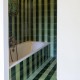 Carrelage vert et vert pâle en terre cuite émaillée salle de bain baignoire