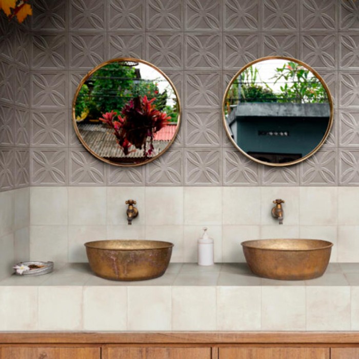 Carrelage uni Amuri - couleur ivoire - salle de bain et mixé avec du Amuri Gelosia grigio sur le mur