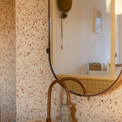 Terrazzo couleur ivoire et rose - satiné - pleine masse - mur salle de bain