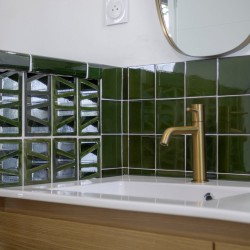 Claustra terre cuite Sitges -couleur verte - photo d'ambiance salle de bain