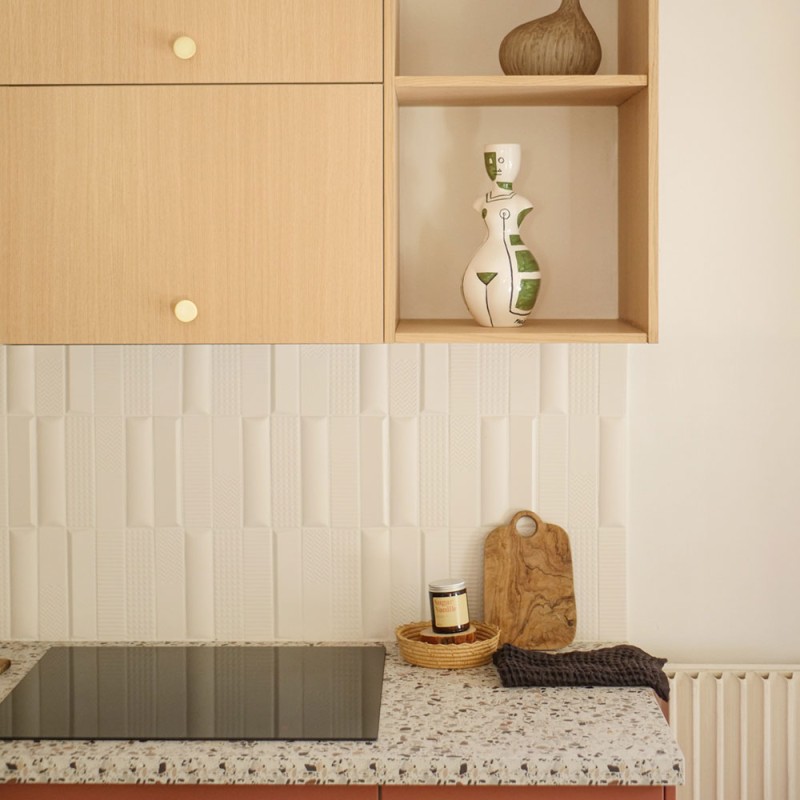 Faïence murale mate texturée Biscuit Dune Bianco 5x20 cm 41zero42 en crédence de cuisine contemporaine