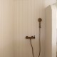 Carrelage faïence collection Stripes - couleur blanc - photo d'ambiance salle de bain douche