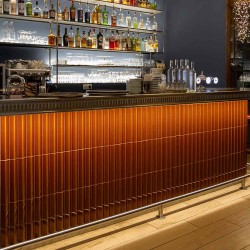 Carrelange faïence à relief collection Rombini - Large triangle - brun - photo d'ambiance comptoir restaurant
