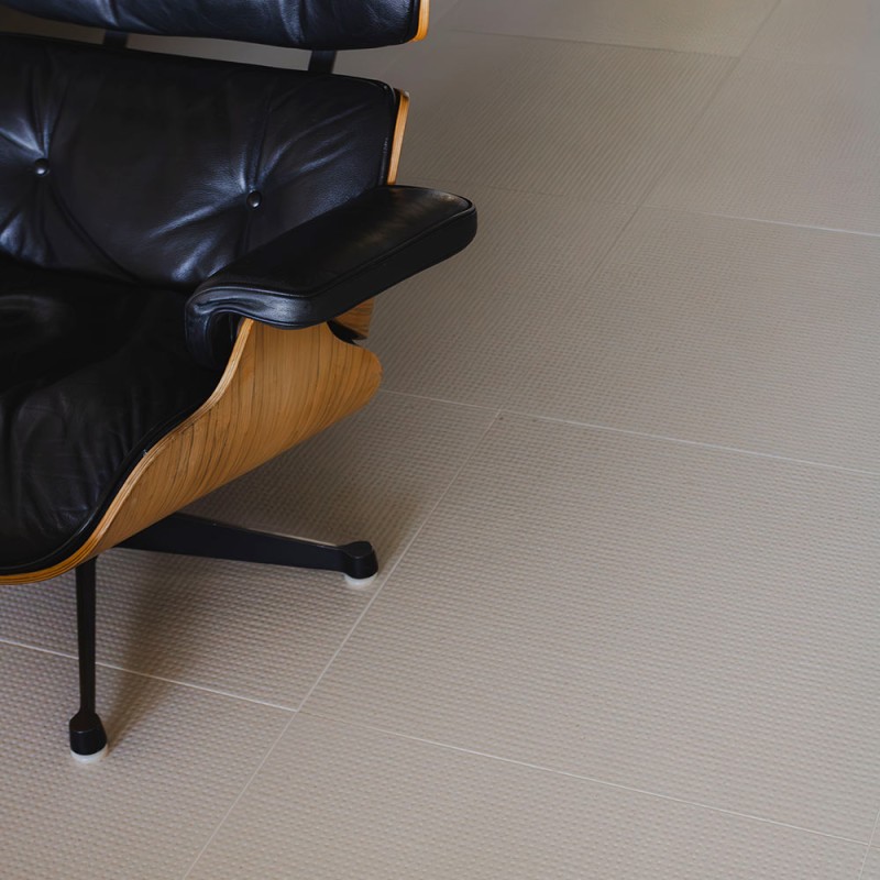 Carrelage effet béton collection Pico - Down Natural blanc - photo d'ambiance salon zoom