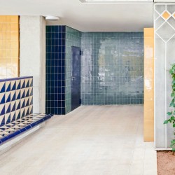 Carrelage à motifs terre cuite Cartabon - crème et bleu foncé mat - photo d'ambiance salon