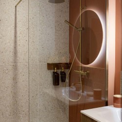 Carrelage effet terrazzo collection Superclassica - SCW Happy - couleur blanc gris - photo d'ambiance mur salle de bain