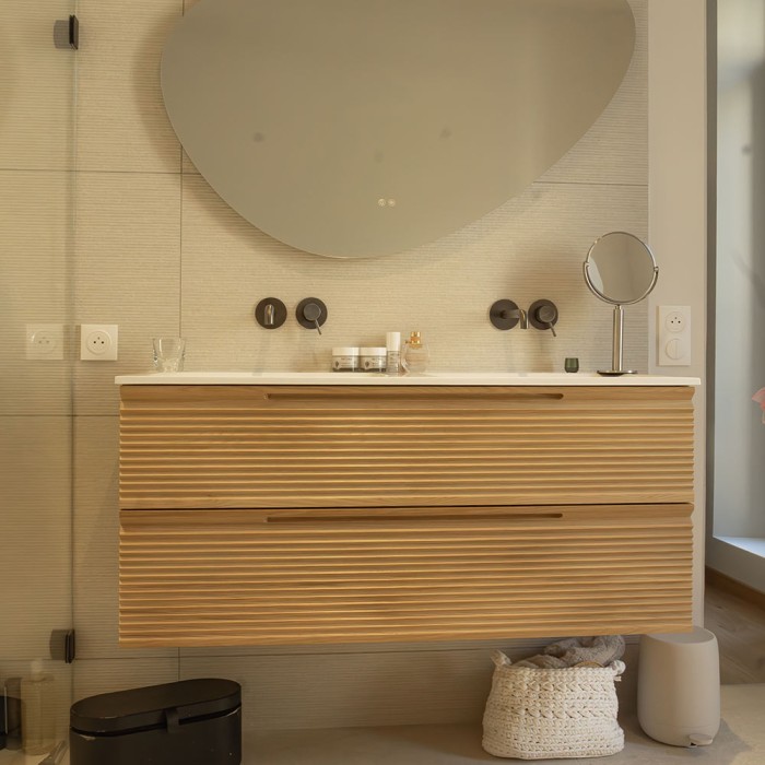 Carrelage effet pierre collection Mapierre Ligne - blanc - photo d'ambiance salle de bain