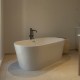 Carrelage effet pierre collection Mapierre ancienne - blanc - photo d'ambiance sol salle de bain baignoire