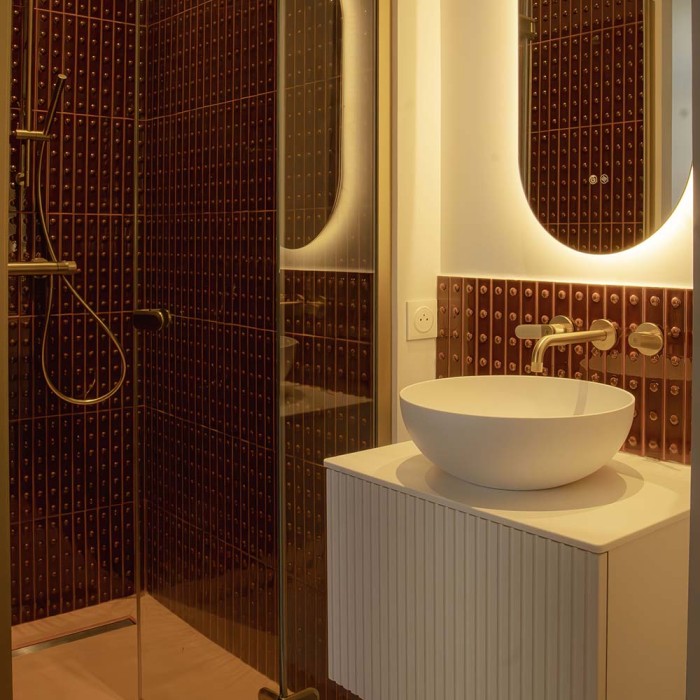 Carrelage faïence collection Punto - Finition Up - couleur brune brillante - photo d'ambiance salle de bain