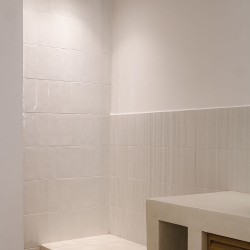 Carrelage faïence collection Abacus brick - couleur blanc (calce) - mur salle de bain mixé avec du plissé