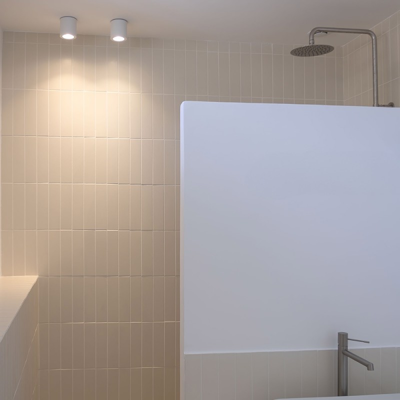 Carrelage uni collection Cesi - couleur blanc coton - photo d'ambiance salle de bain 6x25 cm