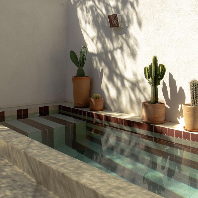 Carrelage effet zellige collection Mélange beige - photo d'ambiance piscine mixé avec du Mélange bordeaux