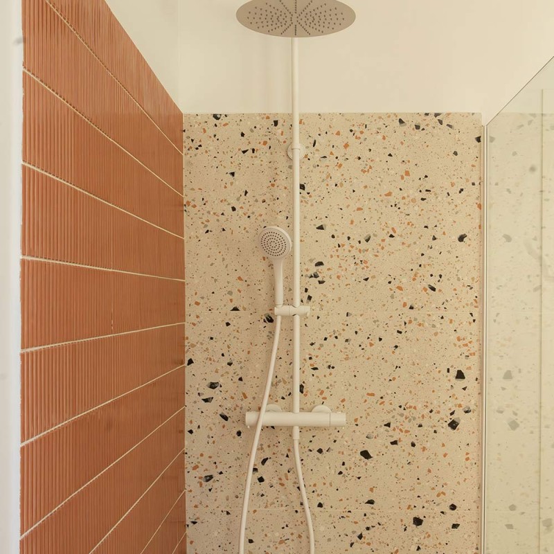 Carrelage effet terrazzo Venice couleur ivoire - douche salle de bain