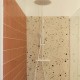 Carrelage effet terrazzo Venice couleur ivoire - douche salle de bain