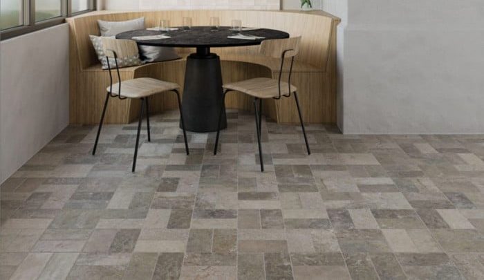 Carrelage en grès cérame effet pierre avec joints propres.