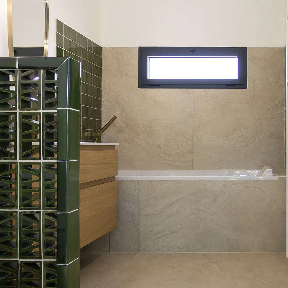 Salle de bain mélange travertin crème et zellige vert foncé